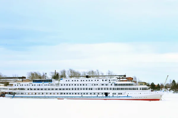 Passagier weißer Liner in gefrorenem Fluss mit Schnee bedeckt — Stockfoto