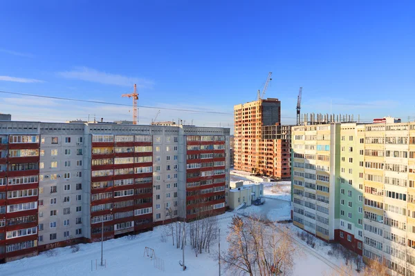 Resedential area with cranes and buildings under construction — Stock Photo, Image