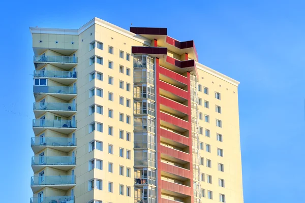 PERM, RUSSIA - FEB 17, 2015: Yellow residential building — Stock Fotó