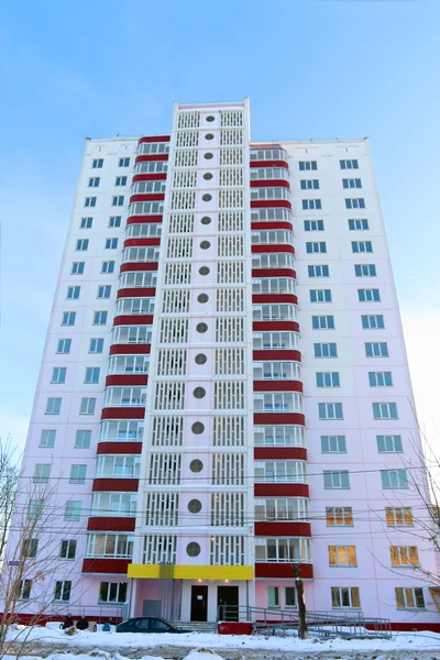 Dauerwelle, Russland - 17. Februar 2015: neues pinkes Wohnhaus — Stockfoto