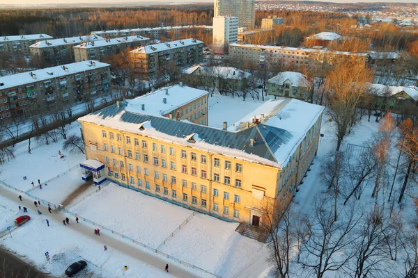 Blick von oben auf das alte gelbe Schulgebäude an sonnigen Wintertagen — Stockfoto
