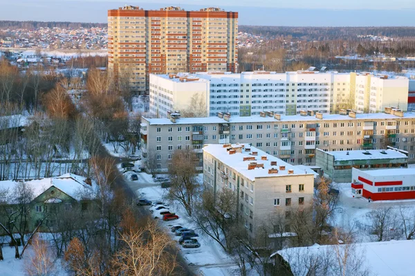 Wohngebiet mit Gebäuden im Schnee an sonnigen Wintertagen — Stockfoto