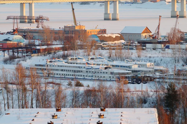 Bridge over frozen river and passenger ships in sunny winter — Stock Photo, Image