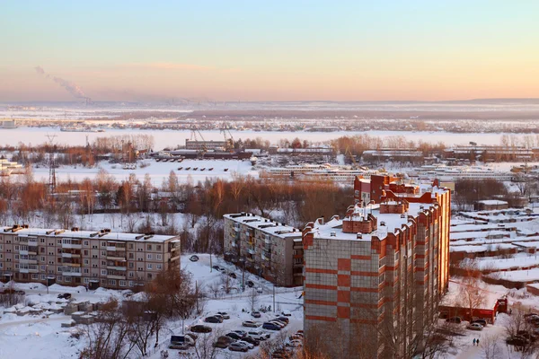 Frozen river, roof of tall building in snow and sky — Stock Photo, Image