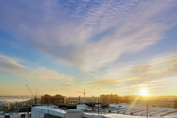 눈과 차가운 게임에서 하늘 높이 건물의 일몰, 지붕 — 스톡 사진