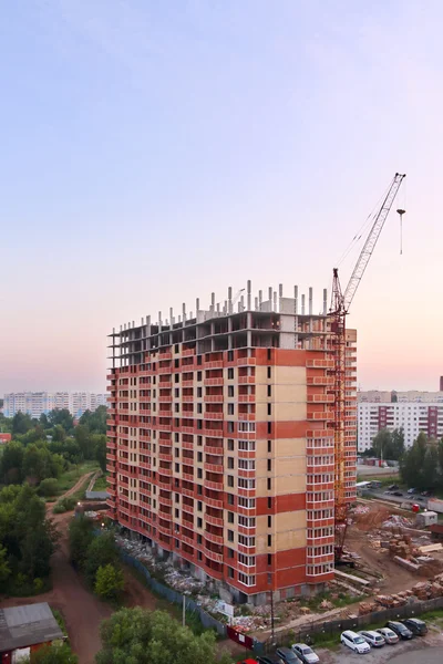 Estacionario polipasto y ladrillo alto edificio en construcción —  Fotos de Stock