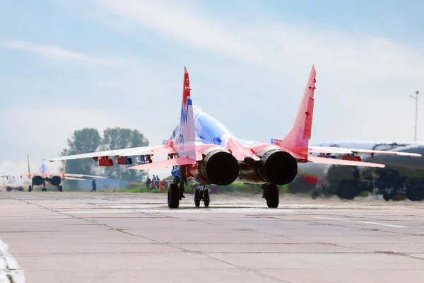 Perm, Rusland - Jun 27, 2015: Twee Mig 29 gierzwaluwen versneld — Stockfoto