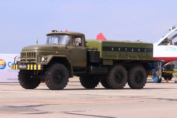 Perm, Ρωσική Ομοσπονδία - 27 / 06/2015: Στρατιωτικό φορτηγό airshow φτερά — Φωτογραφία Αρχείου