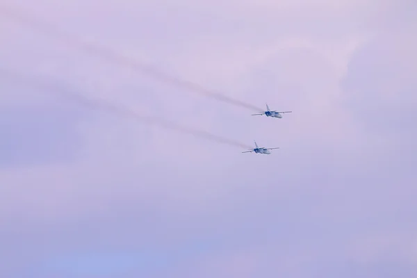 Arrière de deux avions militaires russes SU-24 vole dans le ciel — Photo