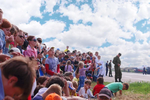 Perm, Rusya - 27 Haziran 2015: Airshow izleyicilere — Stok fotoğraf