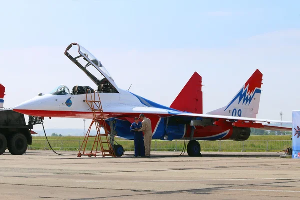 PERM, RUSIA - 27 de junio de 2015: Preparación para el despegue de aeronaves —  Fotos de Stock