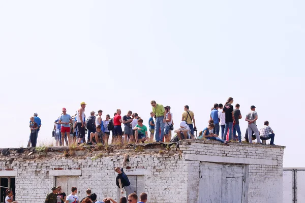 PERM, RÚSSIA - JUN 27, 2015: Espectadores no telhado no show aéreo Asas — Fotografia de Stock