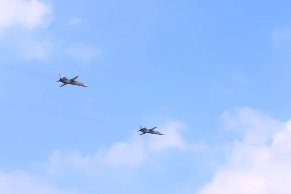 PERM, RUSIA - 27 de junio de 2015: Dos aviones Su-24 en exhibición aérea —  Fotos de Stock