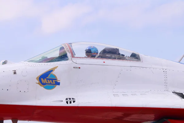 Perm, Oroszország - 2015. június 27.: Pilóta a légiutas-kísérő Swifts harcos — Stock Fotó