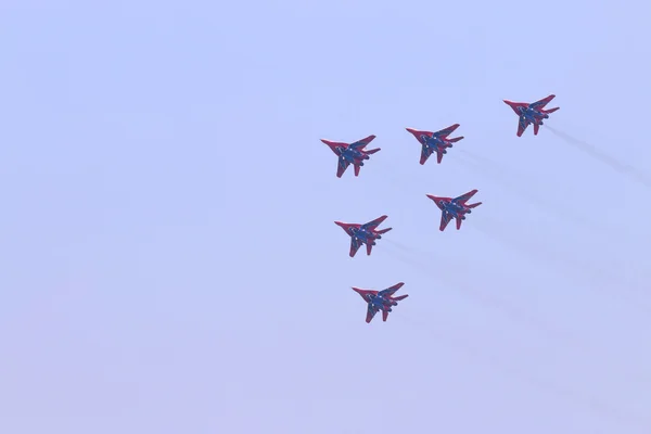 PERM, RUSIA - 27 de junio de 2015: Seis aviones de combate Mig 29 —  Fotos de Stock