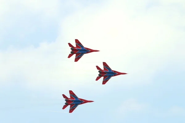 PERM, RUSIA - 27 de junio de 2015: Tres aviones de combate Mig 29 vuelan —  Fotos de Stock