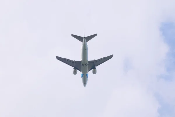 Sob vista do moderno avião de passageiros no céu azul — Fotografia de Stock