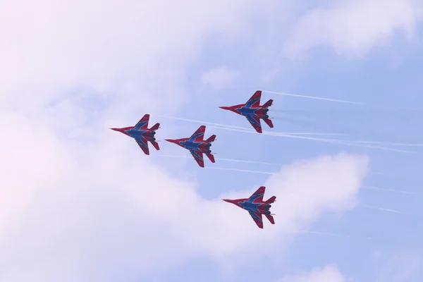 ПЕРМ, РОССИЯ - 27 июня 2015 года: четыре истребителя МиГ-29 летают — стоковое фото