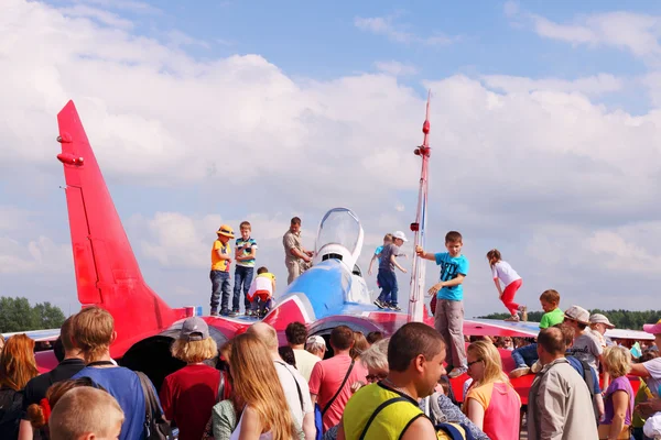 PERM, RUSSIA - 27 GIUGNO 2015: Bambini a bordo di aerei militari — Foto Stock