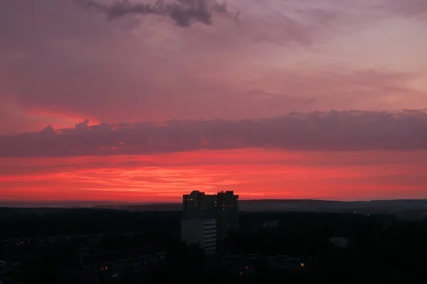 Hermoso atardecer rojo de verano y siluetas de edificios —  Fotos de Stock