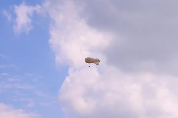 Grey zeppelin flies in cloudy sky at dull day for supervision — Stock Photo, Image