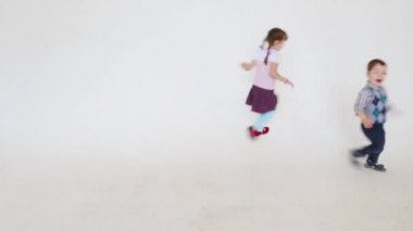 Küçük kız ve erkek birbirlerine studio çalıştırmak