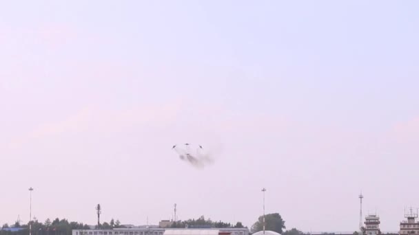 Perm, Rusland - Jun 27, 2015: Vier Mig 29 vechter vliegtuigen vliegen weg in lucht op airshow — Stockvideo