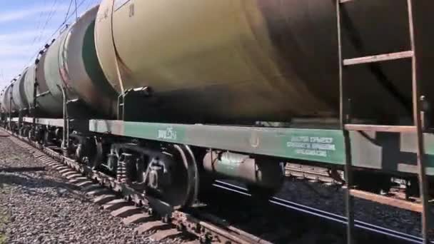 PERM, RUSSIA - 30 MAGGIO 2015: Primo piano delle ruote del treno delle Ferrovie Russe — Video Stock