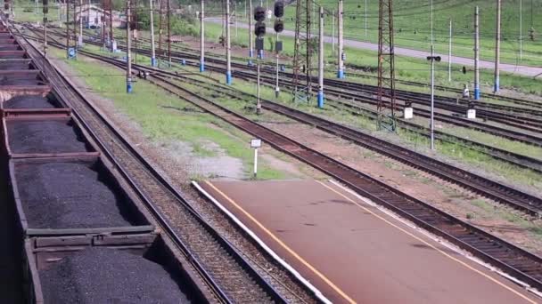 Vista dall'alto del treno merci con cisterne e treno con carbone nella giornata estiva — Video Stock