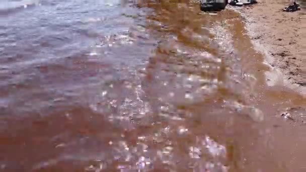 Rio ondas respingo na praia de areia no verão dia ensolarado — Vídeo de Stock