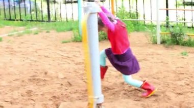 Hızlı bir şekilde oyun parkında yaz gününde dönen küçük şirin kız