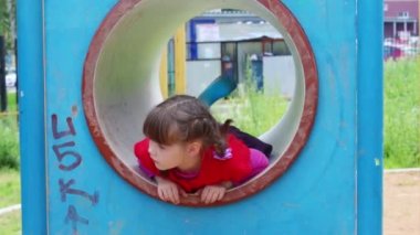 Küçük sevimli gülümseyen kız oyun bahçesi tüp olarak