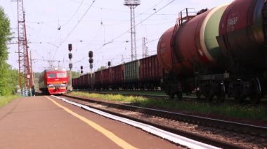 Perm, Rusya Federasyonu - 30 Mayıs 2015: Yolcu treni geliyor. Rus Demiryolları Rusya'nın en büyük işveren sorumludur