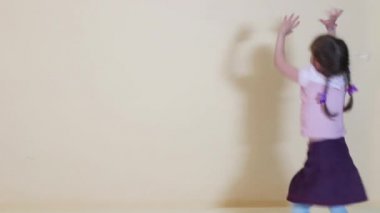 Çalışan ve sabun köpüğü için Studio oynayan küçük kız
