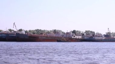 Yaz güneşli bir günde en büyük gemi Nehri üzerinde tekne yüzen