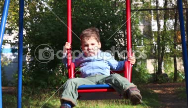 küçük çocuk götürmek için sıcak sonbahar günü hızıyla devam ediyor