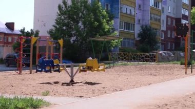 Küçük şirin kız atlıkarınca üstünde yaz güneşli günde tesisi