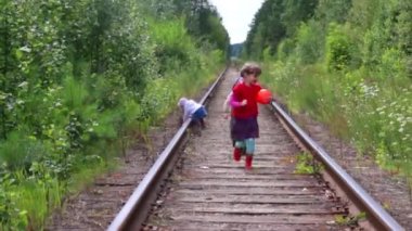 Üç çocuk demiryolu ormandaki yaz günü oyun