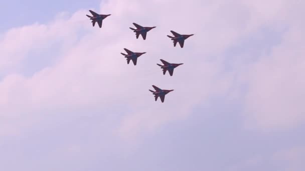 ПЕРМ, РОССИЯ - 27 июня 2015 года: Аэробатическая команда Swifts — стоковое видео