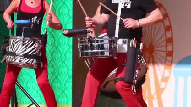 PERM, RUSIA - 5 de junio de 2015: Acercamiento de tres tambores en el escenario al aire libre — Vídeo de stock