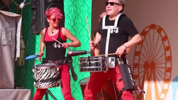 PERM, RUSIA - JUN 5, 2015: Actuación de tres bateristas en el escenario al aire libre — Vídeo de stock