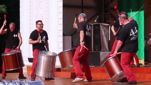 PERM, RUSIA - JUN 5, 2015: Bateristas en el escenario al aire libre — Vídeo de stock