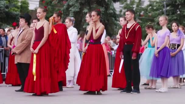 Perm, Federacja Rosyjska - 12 czerwca 2015: Tancerze stoisko na festiwal dzień Rosji — Wideo stockowe