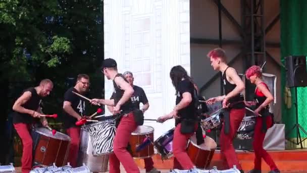 Perm, Federacja Rosyjska - 5 czerwca 2015: Wydajność perkusistów na scenie — Wideo stockowe