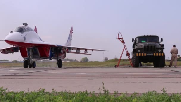 Perm, Rusya Federasyonu - 27 Haziran 2015: Mig 29 airshow Parma kanatları pist üzerinde hareket eder — Stok video