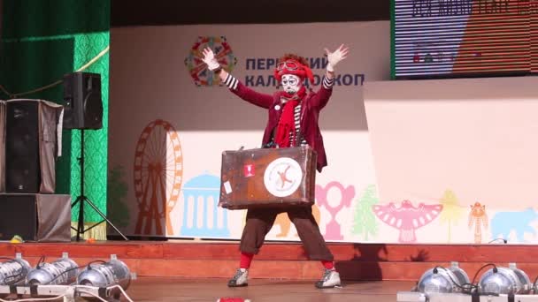 Perm, Federacja Rosyjska - 5 czerwca 2015: Clown z walizką na świeżym powietrzu scenie festiwalu Kalejdoskop Perm — Wideo stockowe