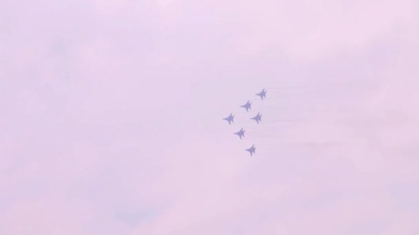 ペルミ, ロシア連邦 - 2015 年 6 月 27 日: 六つのミグ 29 戦闘機飛行機が上空の空で航空ショーに — ストック動画