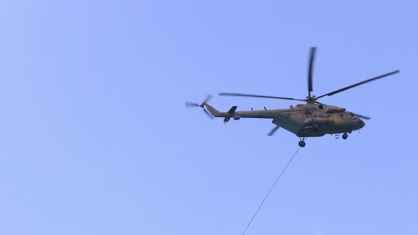 Perm, Ryssland - 27 juni 2015: Flygande helikopter mi-26 på airshow vingar av Parma — Stockvideo