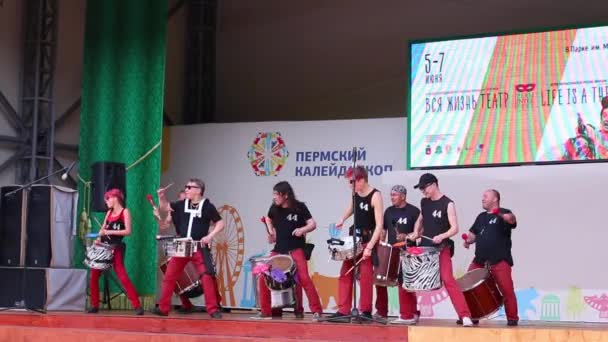 Perm, Rusko - 5 června 2015: Výkon devíti bubeníků na open air scéně — Stock video