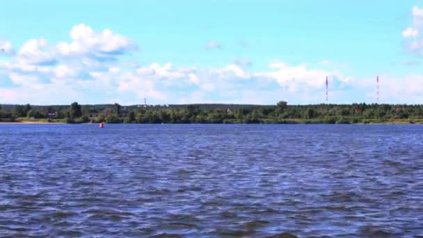 Bela paisagem com rio e nuvens no céu azul no verão — Vídeo de Stock
